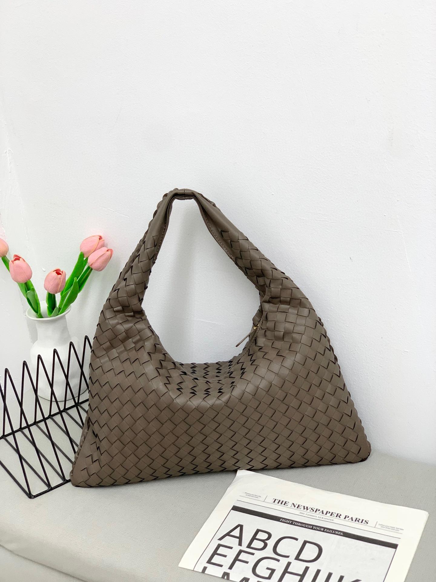 Сумка-тоут ручной работы в виде круассана осень/зима 2024 г.: Большая вместимость, натуральная кожа, женский дизайн подмышек 48x28x3 cm
Сумка-тоут ручной работы в виде круассана осень/зима 2024 г.: Большая вместимость, натуральная кожа, женский дизайн подмышек 48x28x3 cm