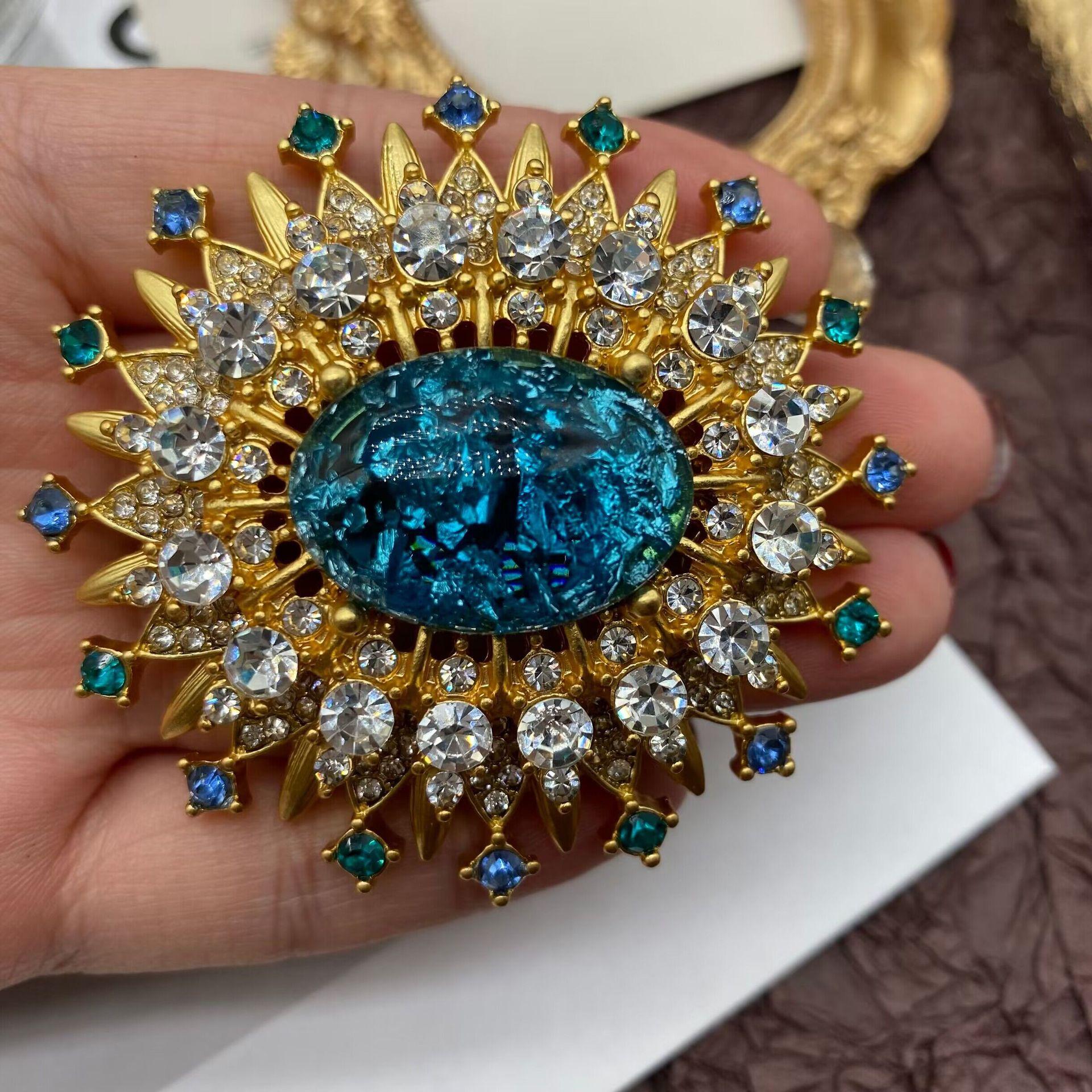 Classic Women Girls Vintage Baroque Rhinestone Elliptical Badges Brooch Retro Palace Style Shining Crystal Pin For Lady Gift
Classic Women Girls Vintage Baroque Rhinestone Elliptical Badges Brooch Retro Palace Style Shining Crystal Pin For Lady Gift