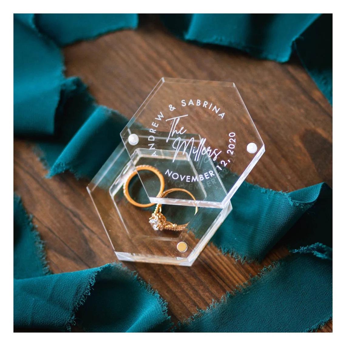 Шестиугольная акриловая коробочка для помолвочного кольца - Европейский и американский стиль, с возможностью нанесения логотипа Acrylic Ring Box; 7.5x6.5x3 cm
Шестиугольная акриловая коробочка для помолвочного кольца - Европейский и американский стиль, с возможностью нанесения логотипа Acrylic Ring Box; 7.5x6.5x3 cm