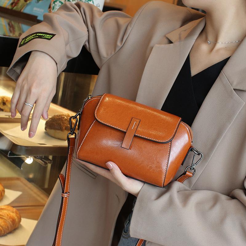 New Oil Waxed Cowhide Fashionable Shoulder Bag Versatile Casual Mobile Phone Crossbody Bag
New Oil Waxed Cowhide Fashionable Shoulder Bag Versatile Casual Mobile Phone Crossbody Bag