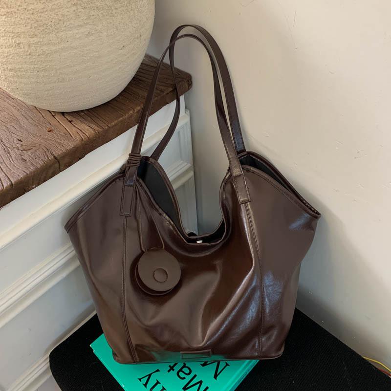 Повседневная сумка-ведро женская универсальная сумка подмышку сумка для通勤 на плечо портативная осенняя сумка-тоут
Повседневная сумка-ведро женская универсальная сумка подмышку сумка для通勤 на плечо портативная осенняя сумка-тоут