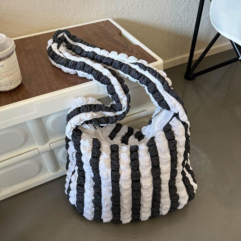 Вафельна картата бульбашка маленька свіжа плісирована жіноча сумка у вертикальну смужку проста сумочка великої ємності з косою розмахом через плече Backpack чорний
Вафельна картата бульбашка маленька свіжа плісирована жіноча сумка у вертикальну смужку проста сумочка великої ємності з косою розмахом через плече Backpack чорний