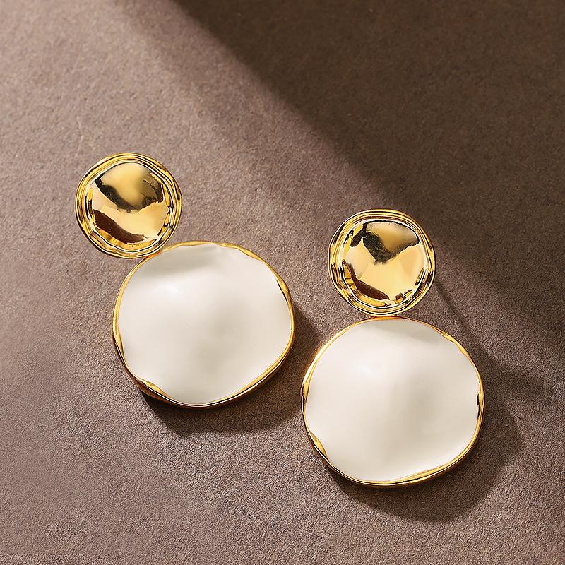 French elegance, super white enamel drop glaze, geometric round earrings, earrings, light luxury, simple and high-end earrings.
French elegance, super white enamel drop glaze, geometric round earrings, earrings, light luxury, simple and high-end earrings.