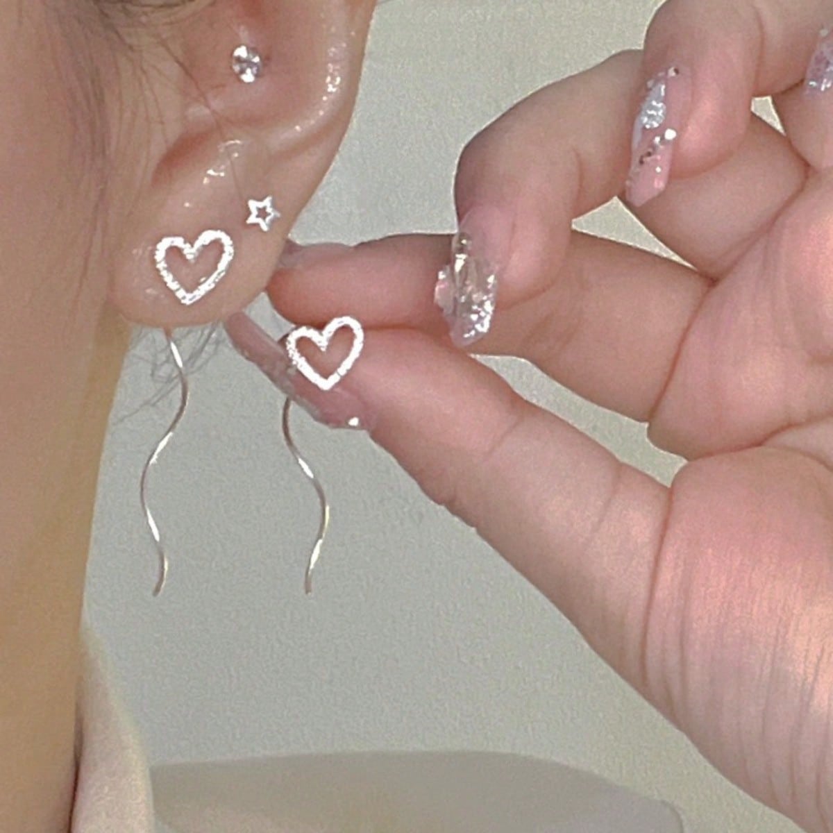 1 Pair of Cute Open Heart-shaped Earrings for Ladies, with Silver Wavy Shiny Heart-shaped Ear Lines, Soft and Feminine Aesthetic Jewelry for Girls срібний
1 Pair of Cute Open Heart-shaped Earrings for Ladies, with Silver Wavy Shiny Heart-shaped Ear Lines, Soft and Feminine Aesthetic Jewelry for Girls срібний