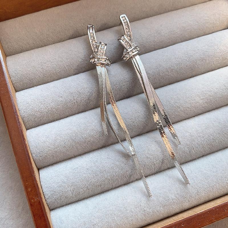 Трендовые серьги-кисточки с бабочками и жемчугом на весну 2025 для женщин
Трендовые серьги-кисточки с бабочками и жемчугом на весну 2025 для женщин