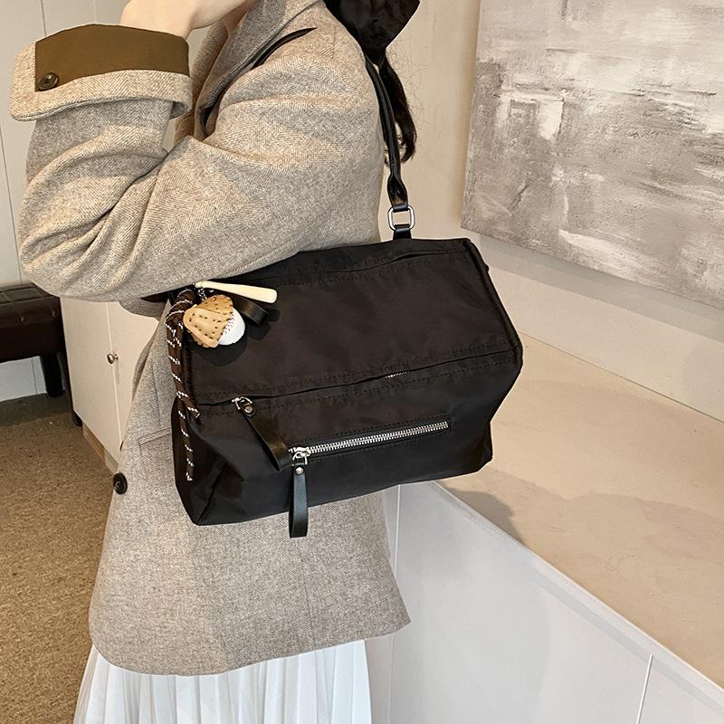 Retro large-capacity tote bag women s 2025 new casual versatile shoulder messenger bag to work commuter bag 30*9.5*19 чёрный
Retro large-capacity tote bag women s 2025 new casual versatile shoulder messenger bag to work commuter bag 30*9.5*19 чёрный