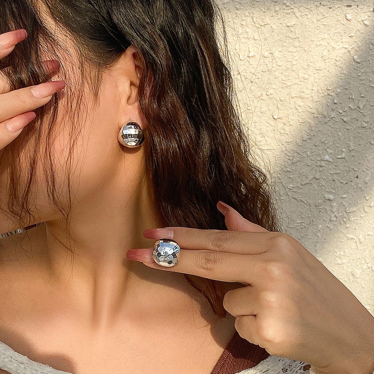 Аксессуары Простые деловые серьги-запятые, персонализированные серьги-пусеты с глянцевым металлическим зеркалом в стиле ins для женщин See details
Аксессуары Простые деловые серьги-запятые, персонализированные серьги-пусеты с глянцевым металлическим зеркалом в стиле ins для женщин See details