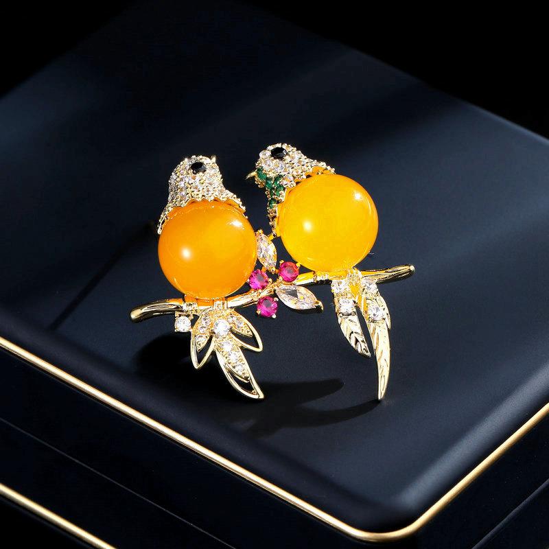 Осень и зима новое пальто аксессуары для пальто корсаж женская фиксированная одежда инкрустированная цирконием птица сорока брошь в виде птички-любовницы жёлтый
Осень и зима новое пальто аксессуары для пальто корсаж женская фиксированная одежда инкрустированная цирконием птица сорока брошь в виде птички-любовницы жёлтый