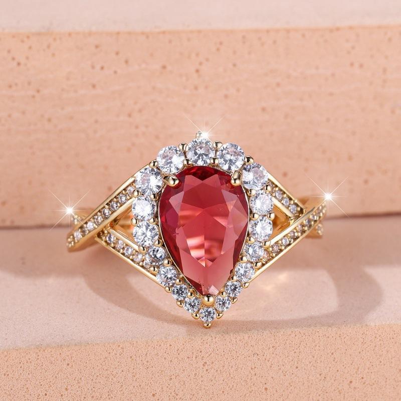 Pear-shaped gold rose-edged champagne white diamond ring no. 6
Pear-shaped gold rose-edged champagne white diamond ring no. 6