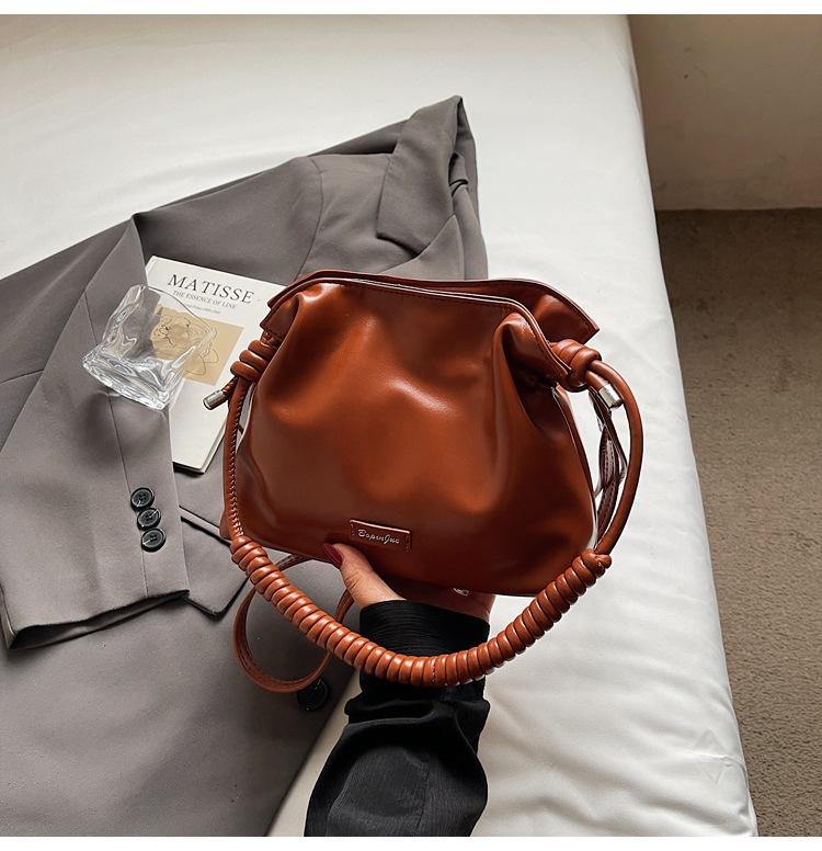 Fashion niche handbag women s 2025 new retro fashion texture casual shoulder crossbody chain underarm bag
Fashion niche handbag women s 2025 new retro fashion texture casual shoulder crossbody chain underarm bag