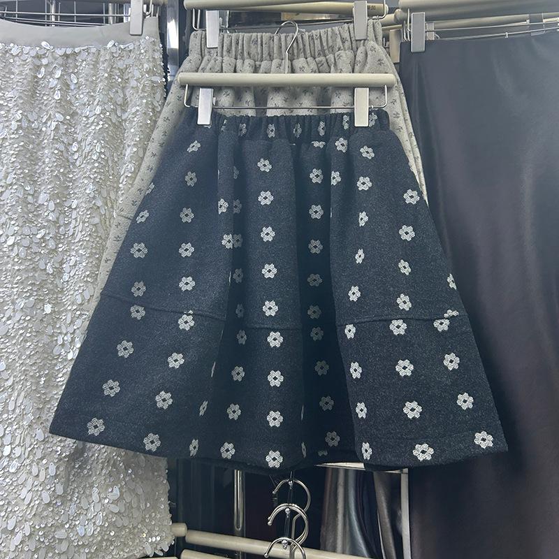 Autumn/Winter Plus Size Women s High-Waisted Woolen A-Line Floral Skirt with Five-Point Leggings One Size чорний
Autumn/Winter Plus Size Women s High-Waisted Woolen A-Line Floral Skirt with Five-Point Leggings One Size чорний