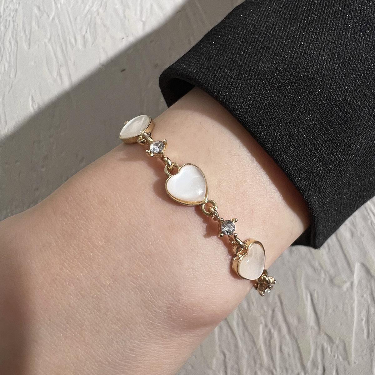 Retro Cat s Eye Stone Heart Bracelet for Women, Korean Design, Adjustable Drawstring Bangle, Versatile Hand Jewelry
Retro Cat s Eye Stone Heart Bracelet for Women, Korean Design, Adjustable Drawstring Bangle, Versatile Hand Jewelry
