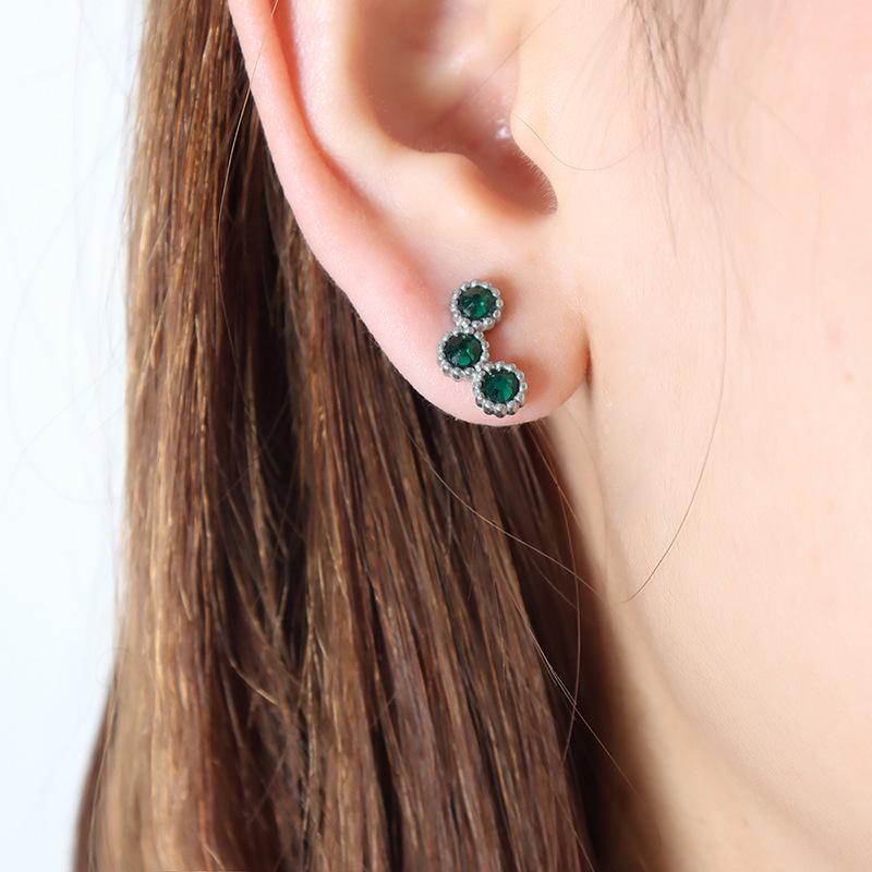 Baroque Geometric Emerald Crystal Lace Trim Gold-Plated Titanium Earrings
Baroque Geometric Emerald Crystal Lace Trim Gold-Plated Titanium Earrings