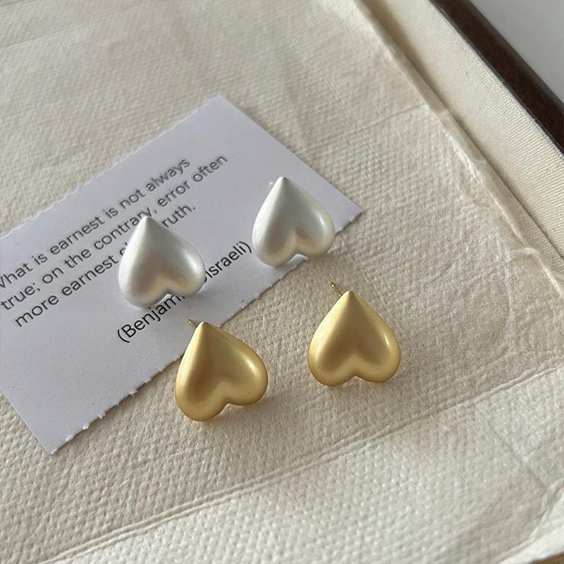 French Retro Inverted Heart Hoop Earrings: Brushed Metal Studs with Unique High-End Design for Women
French Retro Inverted Heart Hoop Earrings: Brushed Metal Studs with Unique High-End Design for Women