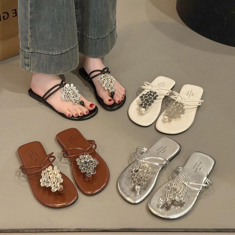 Flip-flops women wear new summer retro popular fashion metal flat-bottomed cool slippers 35 серебряный
Flip-flops women wear new summer retro popular fashion metal flat-bottomed cool slippers 35 серебряный