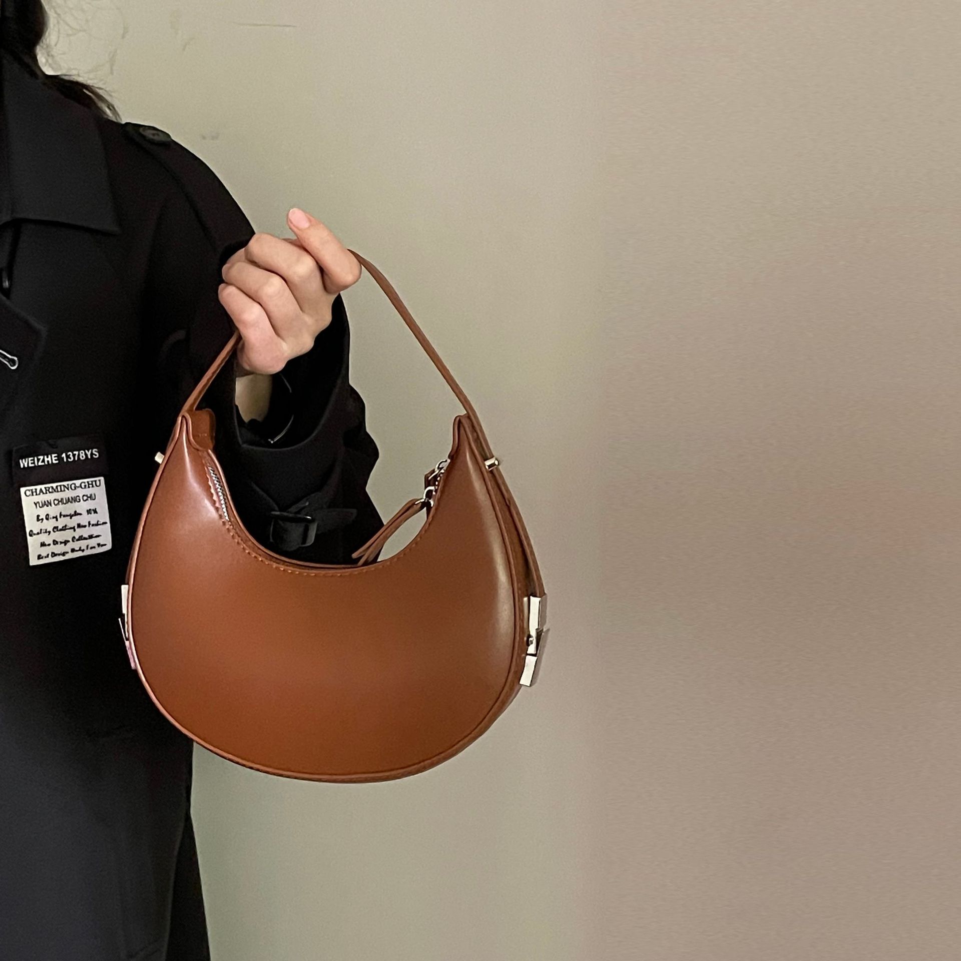 Розкішні дизайнерські сумки на плече для жінок Half Moon Bag Hobo Lady Fashion Брендові сумки під пахвами PU шкіра Маленька сумочка-клатч Гаманець коричневий
Розкішні дизайнерські сумки на плече для жінок Half Moon Bag Hobo Lady Fashion Брендові сумки під пахвами PU шкіра Маленька сумочка-клатч Гаманець коричневий