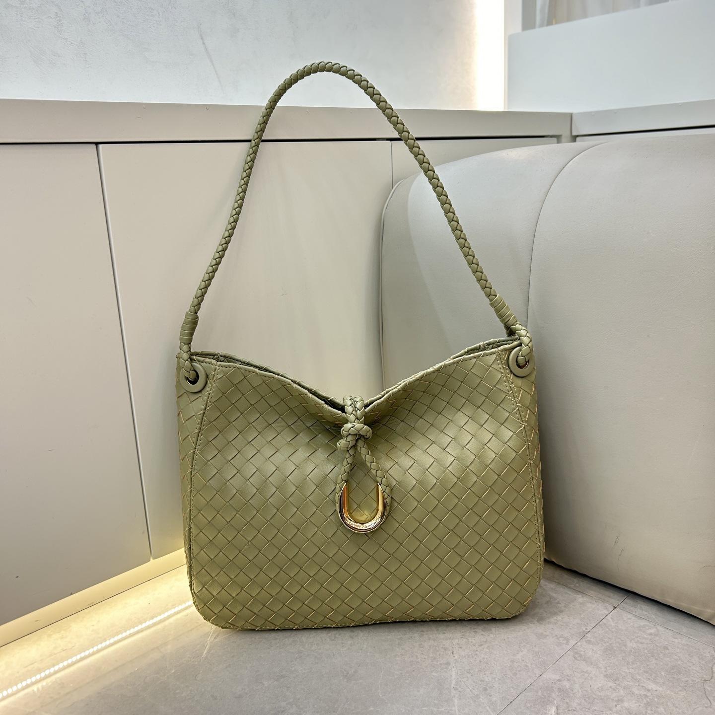 Новая плетеная сумка-багет с U-образной пряжкой, большая вместимость, нишевый дизайн, наплечная сумка, модная универсальная сумка-мессенджер, женская сумка 30*24*85cm светло-зеленый
Новая плетеная сумка-багет с U-образной пряжкой, большая вместимость, нишевый дизайн, наплечная сумка, модная универсальная сумка-мессенджер, женская сумка 30*24*85cm светло-зеленый