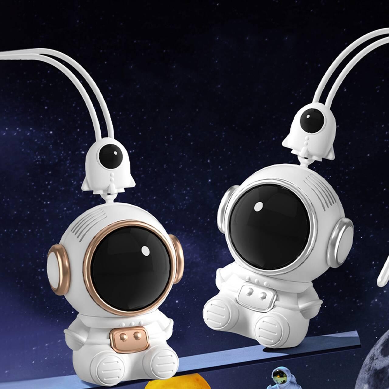 Астронавты держат безлопастные вентиляторы снаружи, астронавт заряжает небольшой вентилятор через USB
Астронавты держат безлопастные вентиляторы снаружи, астронавт заряжает небольшой вентилятор через USB