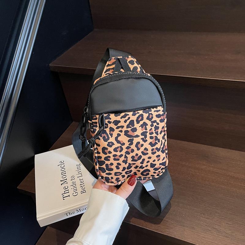 Стильная корейская легкая водостойкая сумка через плечо из ткани Оксфорд 2025 года для путешествий и школы, на плечо цветной печати леопарда
Стильная корейская легкая водостойкая сумка через плечо из ткани Оксфорд 2025 года для путешествий и школы, на плечо цветной печати леопарда