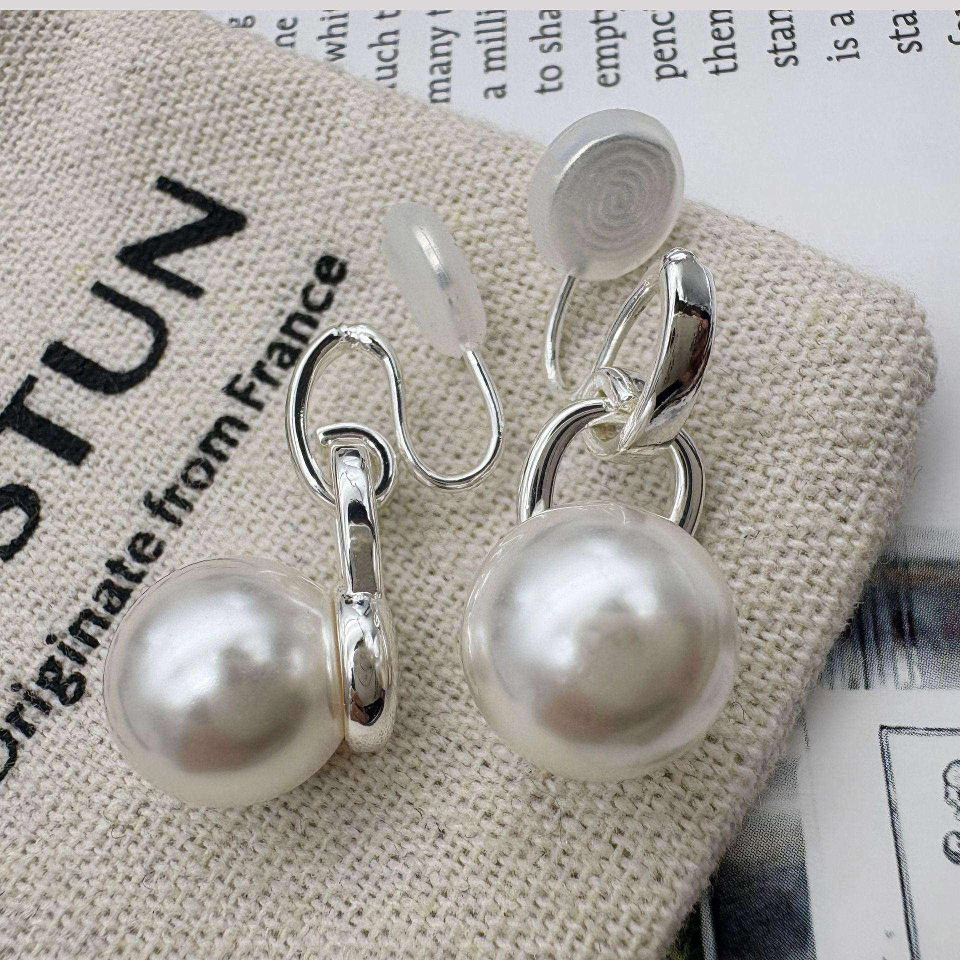 Ouyang Nana pearl earrings women s new high-end simple stud earrings light luxury high-end ear jewelry
Ouyang Nana pearl earrings women s new high-end simple stud earrings light luxury high-end ear jewelry