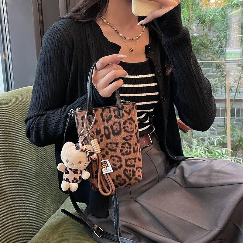 niche design fashion messenger bag retro shoulder portable small square bag for women, new messenger leopard print bag for women average size леопард друку кольору
niche design fashion messenger bag retro shoulder portable small square bag for women, new messenger leopard print bag for women average size леопард друку кольору