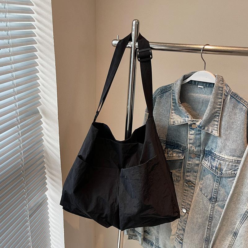 Casual bag Women s lightweight and versatile travel shoulder bag Large capacity messenger bag Class commuter bag чорний
Casual bag Women s lightweight and versatile travel shoulder bag Large capacity messenger bag Class commuter bag чорний