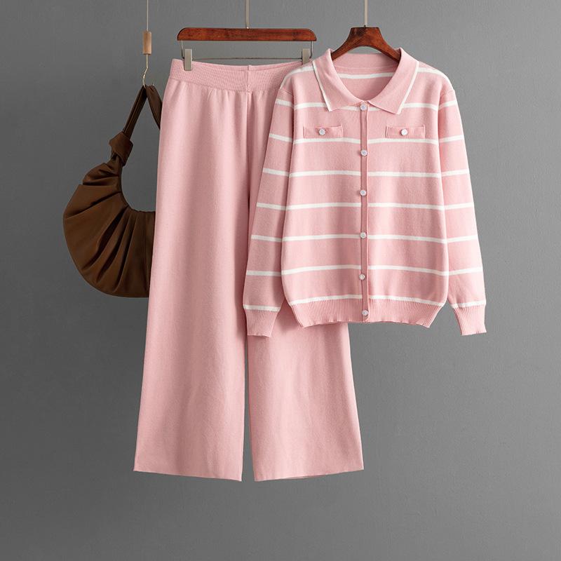 Модный костюм женский воротник оло полосатый вязаный однобортный свитер + повседневные брюки широкого кроя двухпредметная женская одежда One size розовый
Модный костюм женский воротник оло полосатый вязаный однобортный свитер + повседневные брюки широкого кроя двухпредметная женская одежда One size розовый