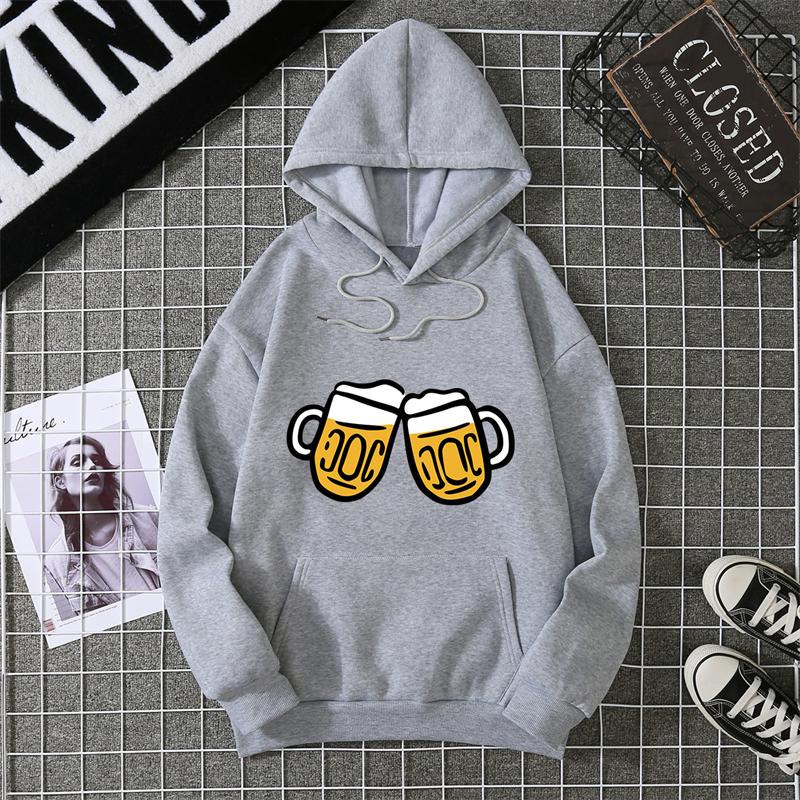 Худи с принтом чокающихся кружек пива, яркая социальная и праздничная графика в свободном стиле, мягкая ткань для повседневных образов на тему праздника 3XL
