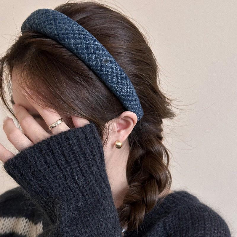 Elegant French Plaid Wide-Brimmed Headband for Women, Fashionable High Skull Top Hair Accessory for Daily Wear and Face Washing.
Elegant French Plaid Wide-Brimmed Headband for Women, Fashionable High Skull Top Hair Accessory for Daily Wear and Face Washing.