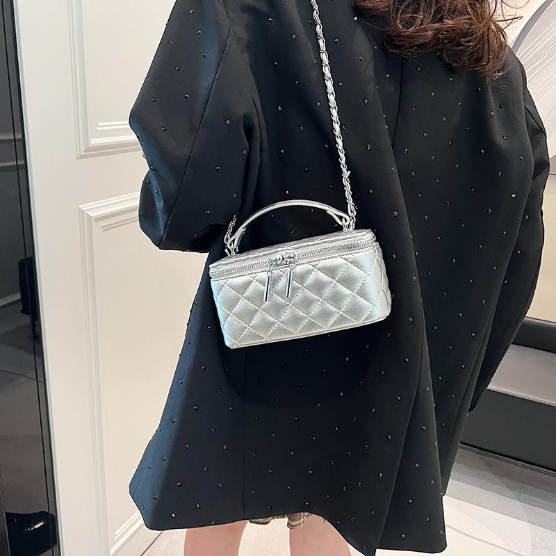 Niche rhombus portable chain bag 2025 autumn and winter new versatile simple temperament small square bag single shoulder messenger bag 18*9*9 серебряный
Niche rhombus portable chain bag 2025 autumn and winter new versatile simple temperament small square bag single shoulder messenger bag 18*9*9 серебряный