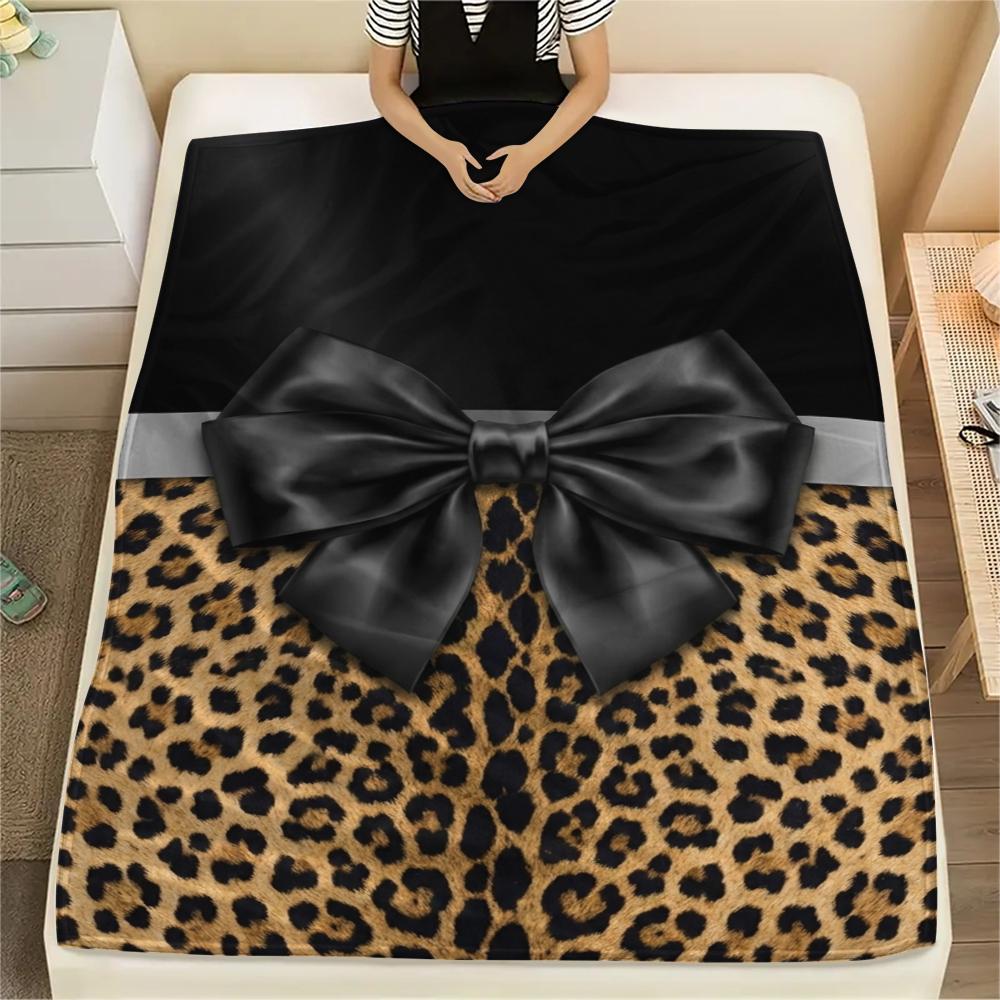 1Pc Leopard Print Bow Print Flannel Blanket, High quality Comfortable for All Seasons, Home Decor, Warmth and Comfort, Perfect for Christmas Gifts W91 80cm x 120cm
1Pc Leopard Print Bow Print Flannel Blanket, High quality Comfortable for All Seasons, Home Decor, Warmth and Comfort, Perfect for Christmas Gifts W91 80cm x 120cm