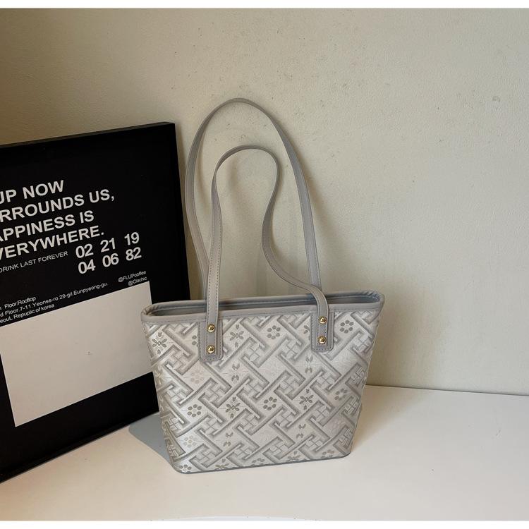 2025 summer new handheld big bag women s tote national style bag new sweet and exquisite commuter versatile shoulder bag
2025 summer new handheld big bag women s tote national style bag new sweet and exquisite commuter versatile shoulder bag