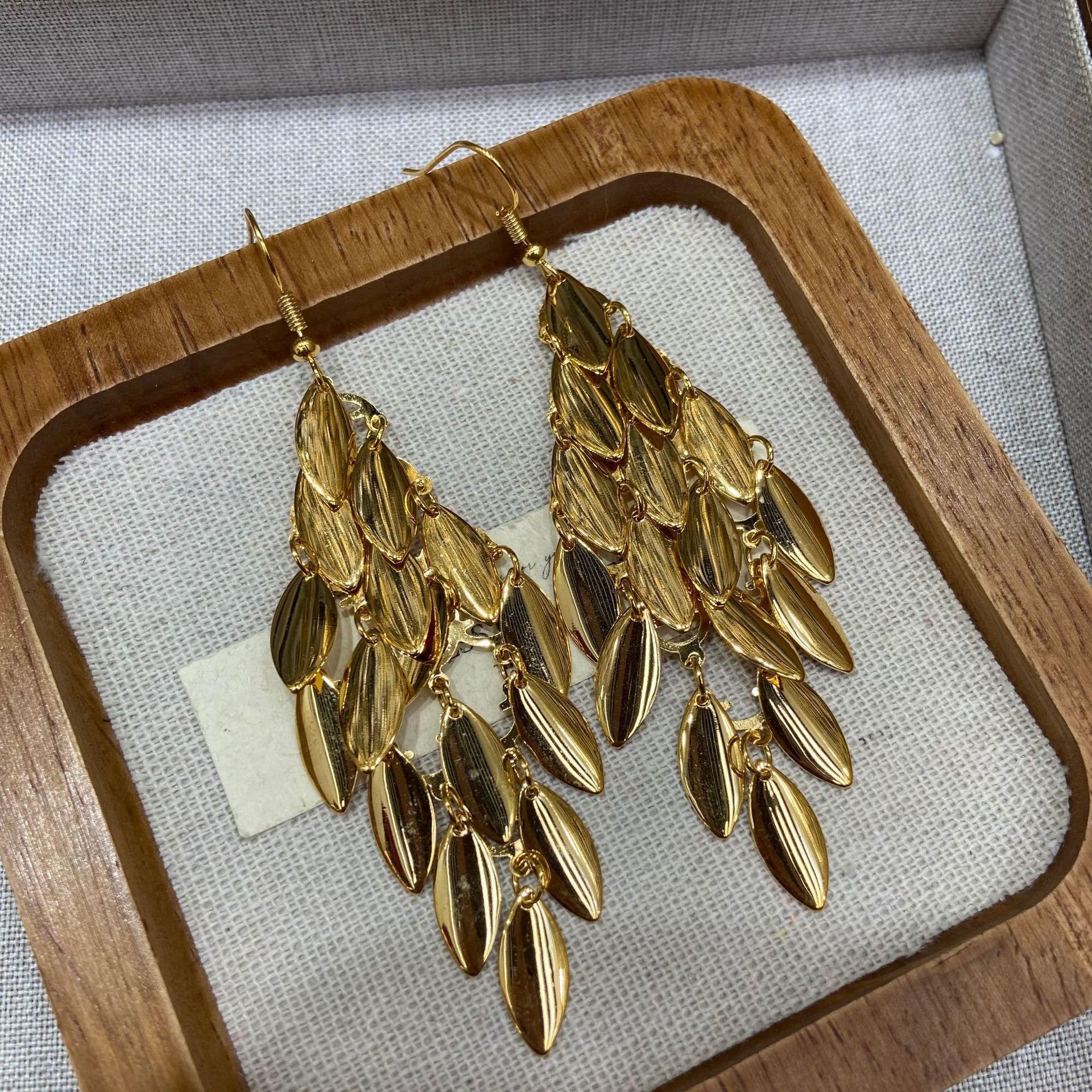 Exquisite Light Luxury Atmospheric Gold Sequined Fringed Long Ear Hook Fashion Temperament High Sense Trend Niche Earrings
Exquisite Light Luxury Atmospheric Gold Sequined Fringed Long Ear Hook Fashion Temperament High Sense Trend Niche Earrings