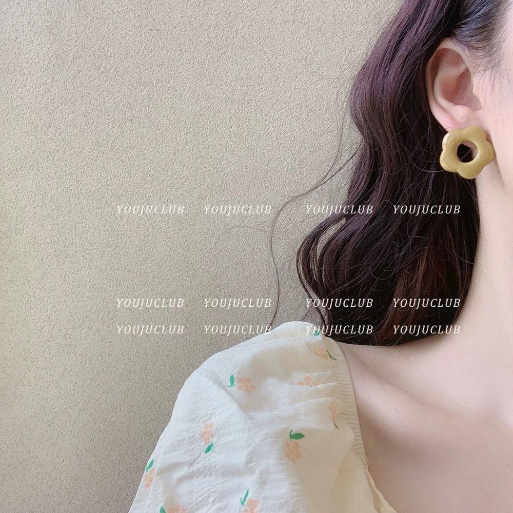 Korean temperament simple flower stud earrings women s acrylic retro sweet French white ginger earrings in A pair of white plated k
Korean temperament simple flower stud earrings women s acrylic retro sweet French white ginger earrings in A pair of white plated k