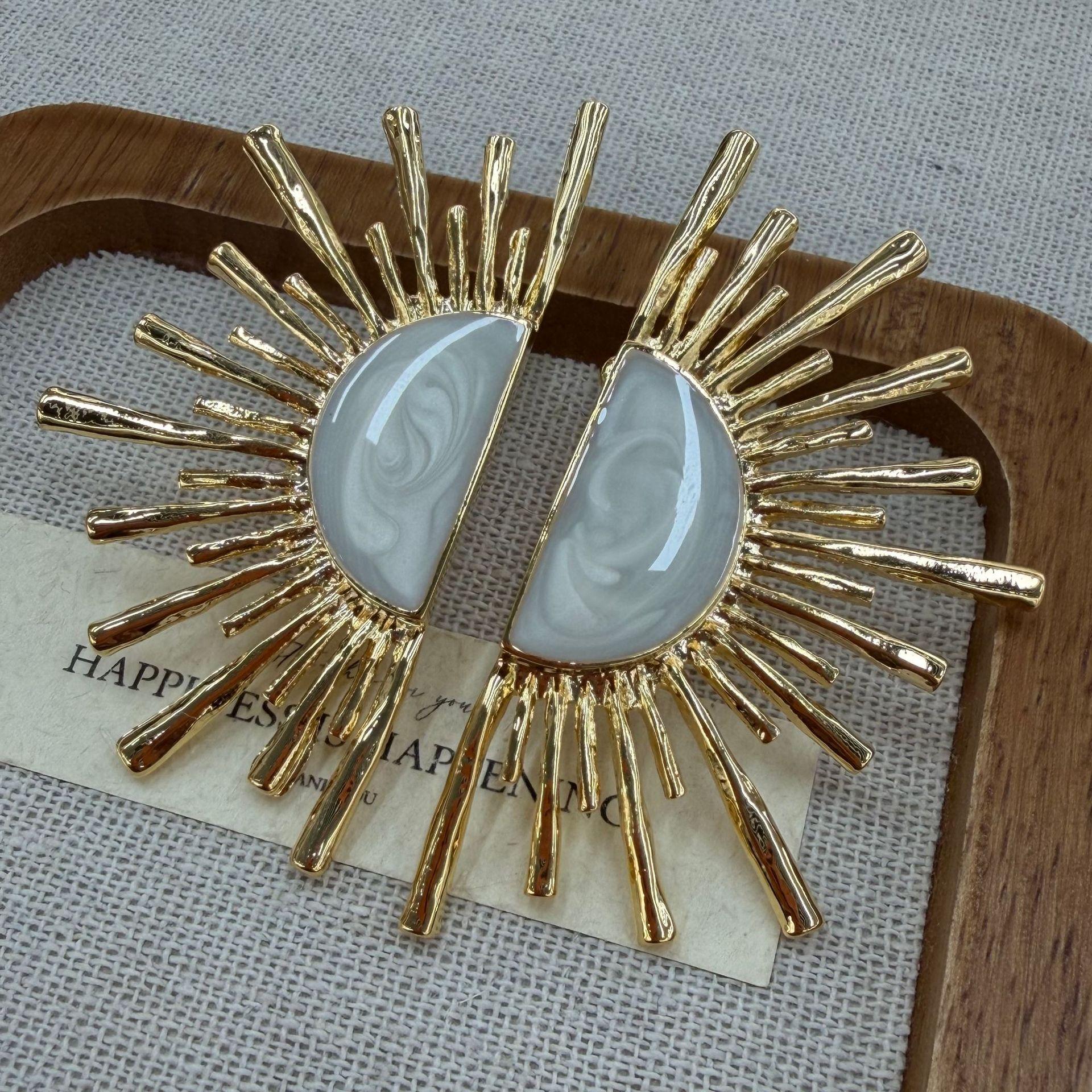 Personalized Enamel White Geometric Semi-Round Sunflower Stud Earrings Exaggerated Temperament Creative Light Luxury Earrings
Personalized Enamel White Geometric Semi-Round Sunflower Stud Earrings Exaggerated Temperament Creative Light Luxury Earrings