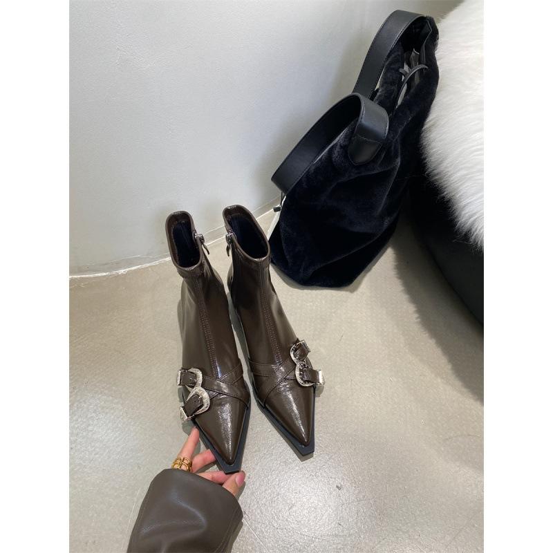 2025 autumn and winter new fashion versatile French pointed head thick high heel short boots femininity side zipper 40 коричневий
2025 autumn and winter new fashion versatile French pointed head thick high heel short boots femininity side zipper 40 коричневий
