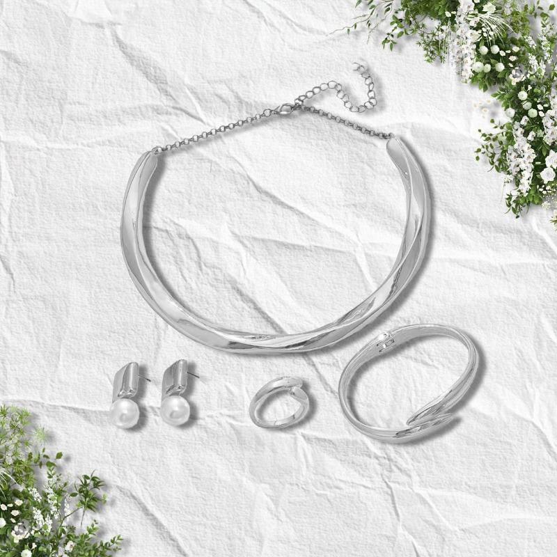 A set of jewelry necklaces, bracelets, rings, stud earrings, a set of new fashionable atmosphere and simple daily banquets for friends срібло сірий колір
A set of jewelry necklaces, bracelets, rings, stud earrings, a set of new fashionable atmosphere and simple daily banquets for friends срібло сірий колір