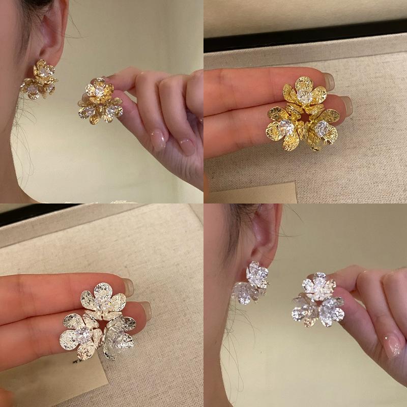 18k zircon flower, earrings fashion commuter earrings light luxury high-end new earrings women
18k zircon flower, earrings fashion commuter earrings light luxury high-end new earrings women