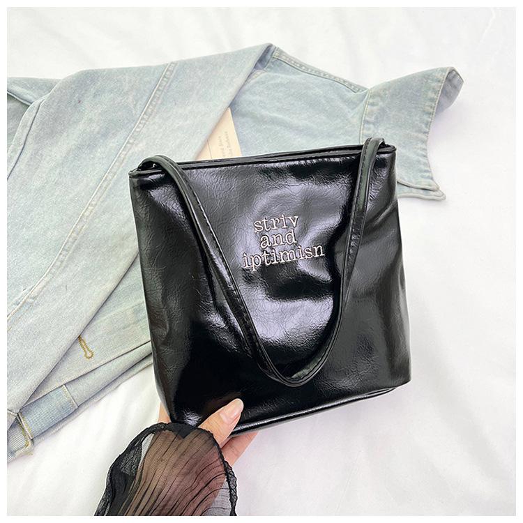 Textured underarm bag women s 2025 new trendy summer shoulder bag niche design fashionable versatile portable bucket bag чёрный
Textured underarm bag women s 2025 new trendy summer shoulder bag niche design fashionable versatile portable bucket bag чёрный