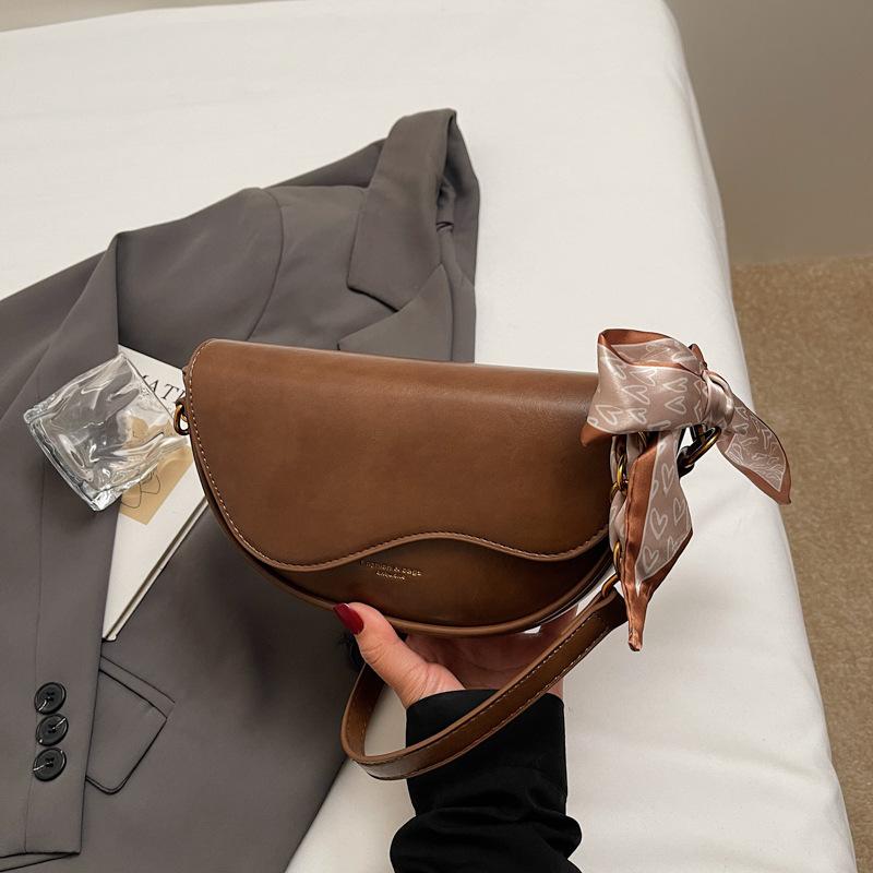 Commuter temperament bag Women s messenger bag Simple shoulder bag 2025 autumn new bag Korean saddle bag Underarm bag
Commuter temperament bag Women s messenger bag Simple shoulder bag 2025 autumn new bag Korean saddle bag Underarm bag