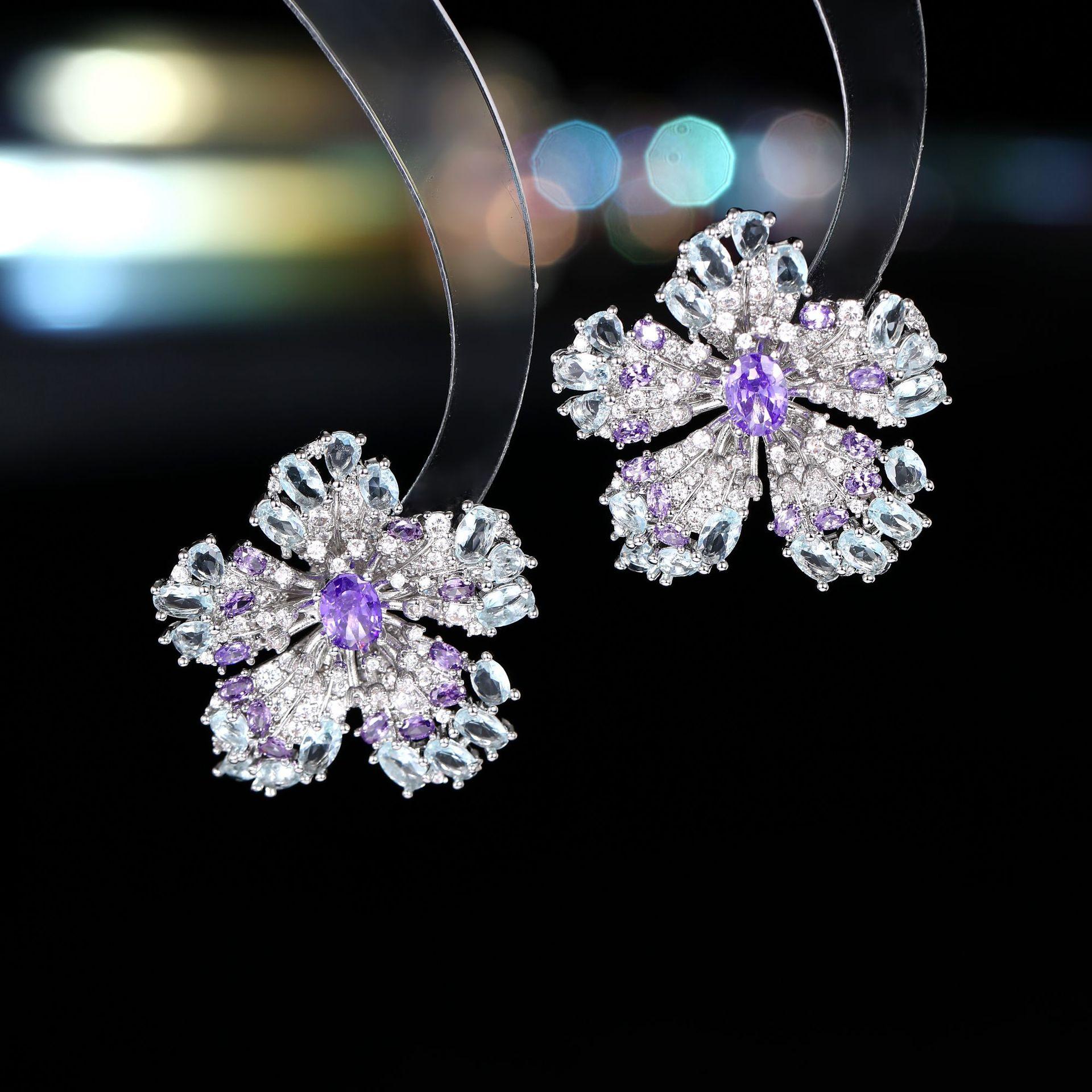 Women s Light Luxury Design Elegant Three-Dimensional Flower Earrings Fashionable And Versatile Niche Design Earrings
Women s Light Luxury Design Elegant Three-Dimensional Flower Earrings Fashionable And Versatile Niche Design Earrings