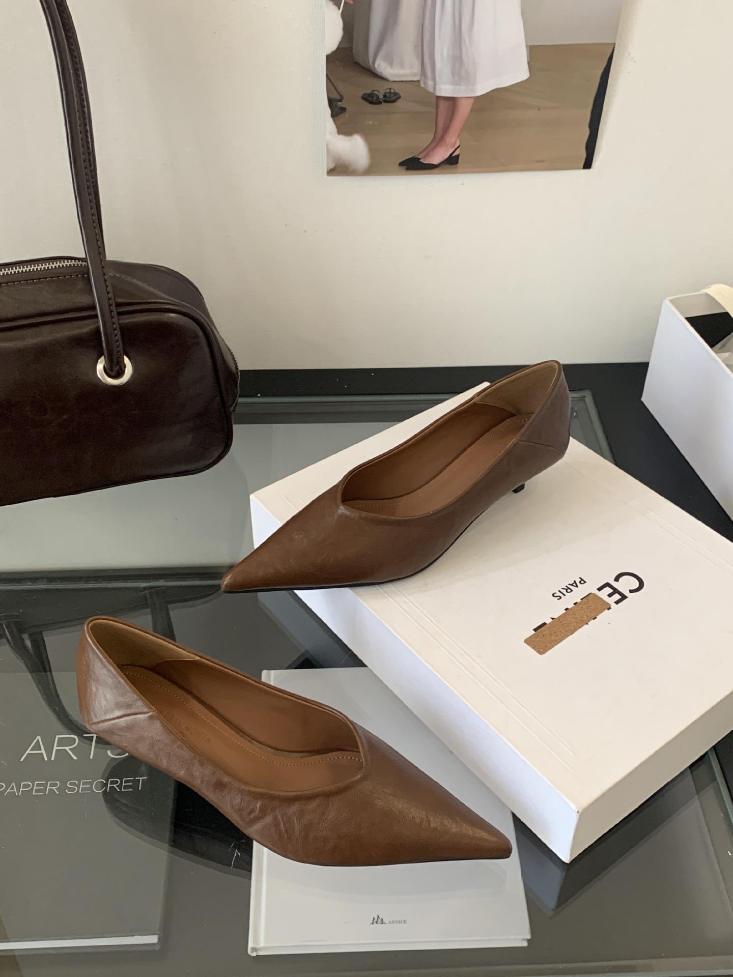 2025 new pointed simple light mouth stiletto high heel single shoes one pedal fashionable soft sole commuter single shoes women 39 світло-коричневого кольору
2025 new pointed simple light mouth stiletto high heel single shoes one pedal fashionable soft sole commuter single shoes women 39 світло-коричневого кольору