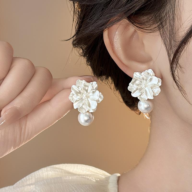 Resin Flower Pearl Pendant Earrings Simple French Design Stud Earrings High-end Fashion Versatile Earrings Women
Resin Flower Pearl Pendant Earrings Simple French Design Stud Earrings High-end Fashion Versatile Earrings Women