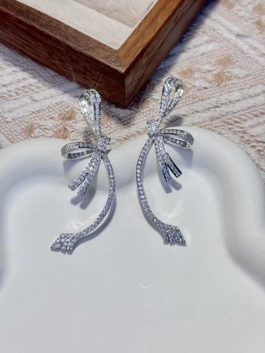 Niche light luxury high-end temperament streamer bow fringed stud earrings design cold wind butterfly earrings jewelry
Niche light luxury high-end temperament streamer bow fringed stud earrings design cold wind butterfly earrings jewelry