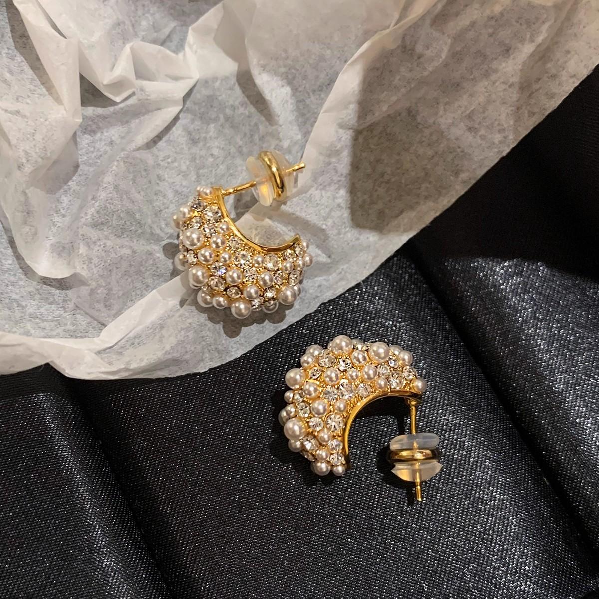 Sterling silver flash full of diamonds zircon pearl earrings women s high sense light luxury temperament atmospheric autumn and winter stud earrings
Sterling silver flash full of diamonds zircon pearl earrings women s high sense light luxury temperament atmospheric autumn and winter stud earrings
