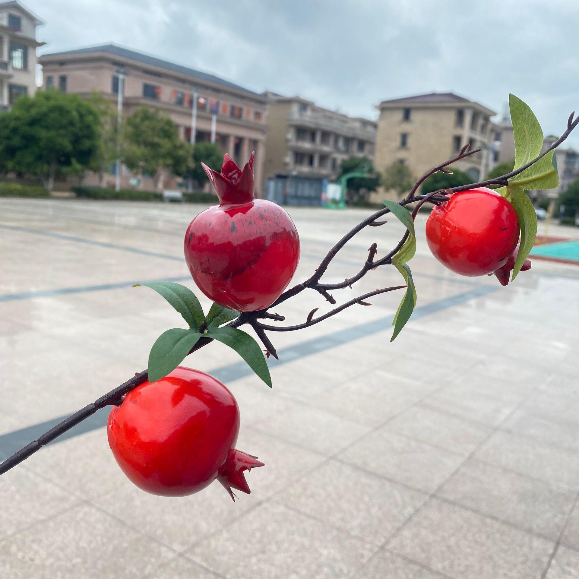 Новорічна квіткова композиція з гранатом та хурмою: Зроби сам фруктову гілку з пінопластовими ягодами
Новорічна квіткова композиція з гранатом та хурмою: Зроби сам фруктову гілку з пінопластовими ягодами