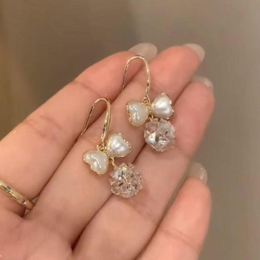 Pearl love bow zircon ear hook fashionable small fresh sweet earrings high sense elegant earrings women
Pearl love bow zircon ear hook fashionable small fresh sweet earrings high sense elegant earrings women