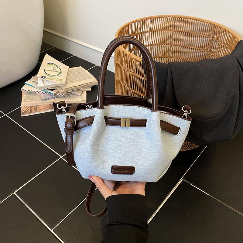 Fashionable New Ladies Dumpling Shaped Handbag Luxury Casual Tote Bag with Pleated Rope Design Multi-Functional Single Shoulder
Fashionable New Ladies Dumpling Shaped Handbag Luxury Casual Tote Bag with Pleated Rope Design Multi-Functional Single Shoulder