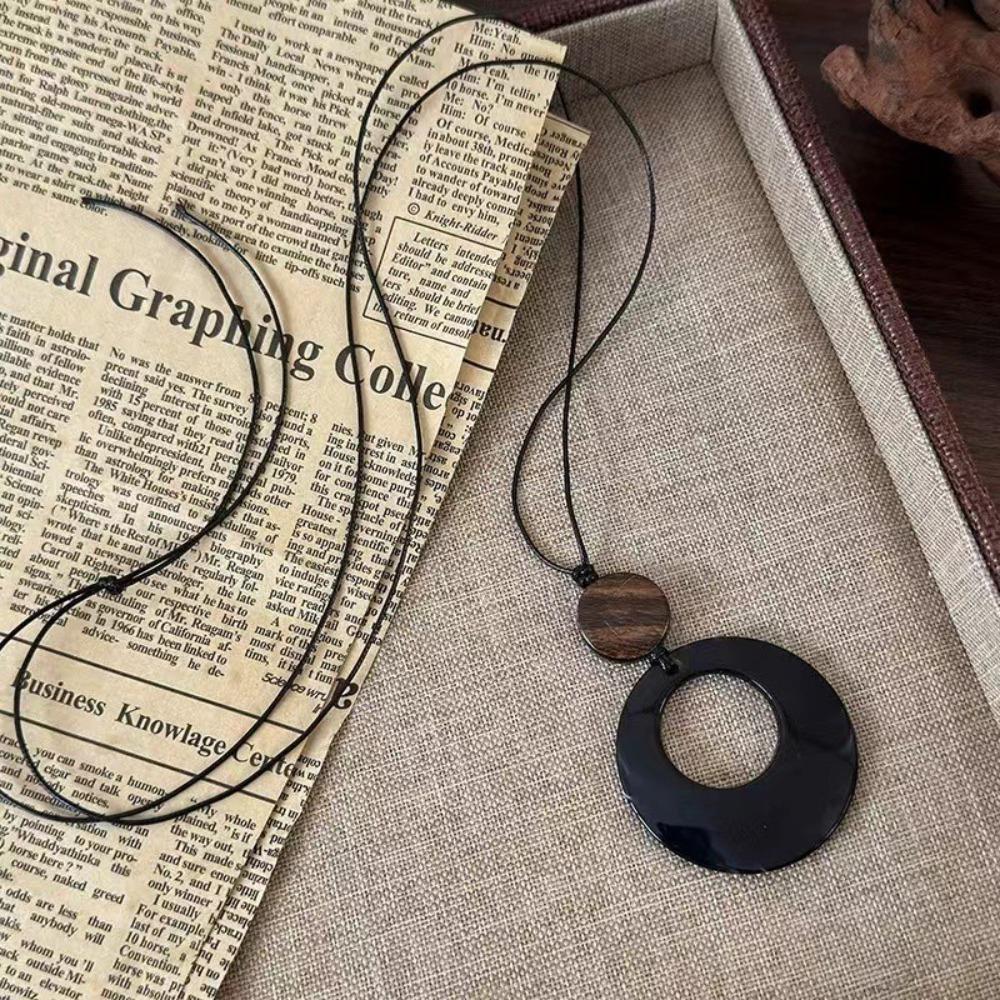 Long Leather Rope Resin Ring Pendant Necklace Retro Sweater Accessories Fashion Necklace A
Long Leather Rope Resin Ring Pendant Necklace Retro Sweater Accessories Fashion Necklace A