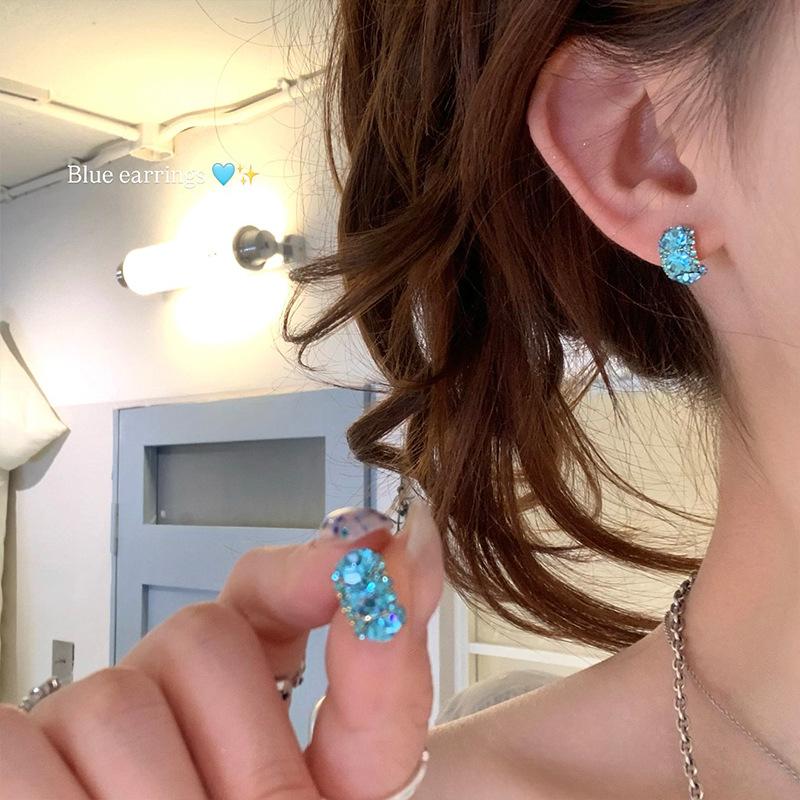 Silver needle blue diamond round stud earrings light luxury high-end earrings summer small fresh earrings
Silver needle blue diamond round stud earrings light luxury high-end earrings summer small fresh earrings